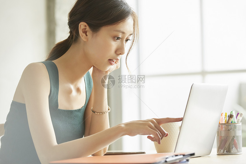 看着笔记本电脑的职业女性图片