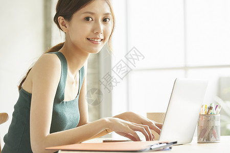 办公室使用电脑的青年商务女性形象图片