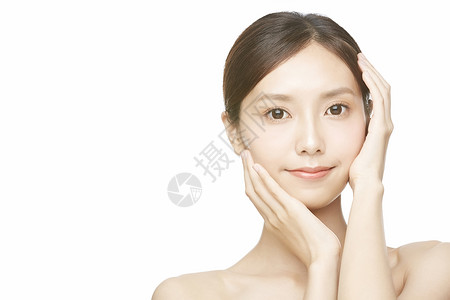 年轻女子脸部护理图片