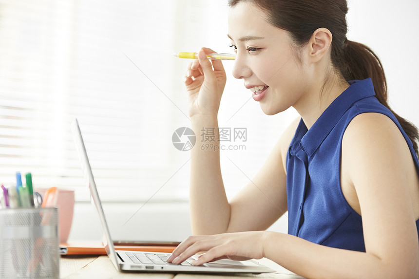 开心的职业女性使用笔记本电脑图片