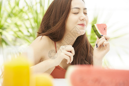 夏天拿着西瓜的青年女性图片