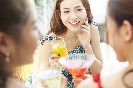 快乐旅行宴会女人聚会喝酒图片