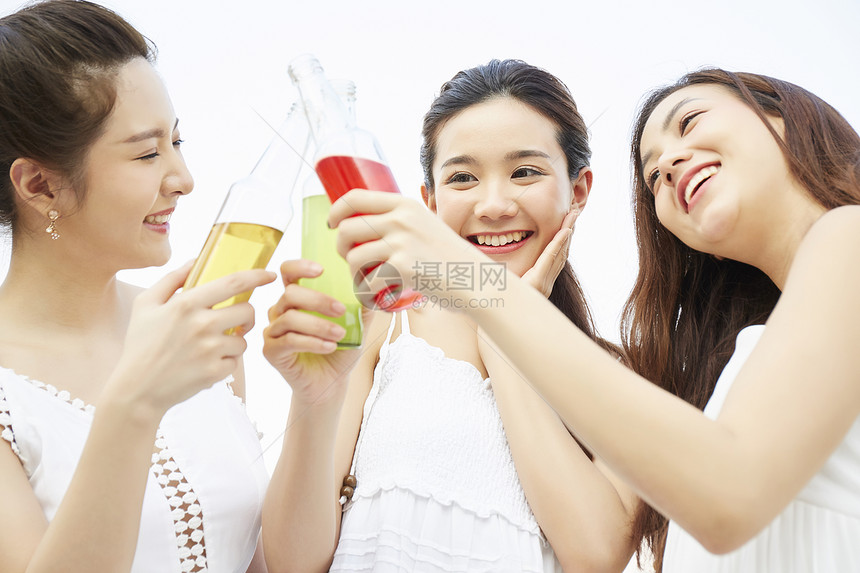 户外旅游度假愉快的女人喝饮料图片