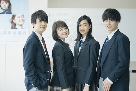 在上补习班的日本高中学生图片