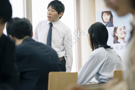 寒假补习班海报图片在上补习班的日本高中学生背景