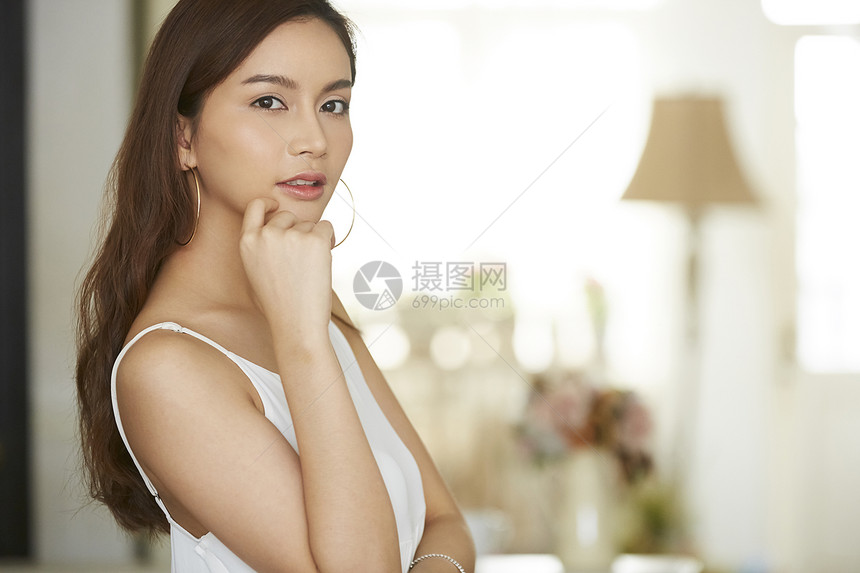 性感漂亮的居家美妆女孩图片