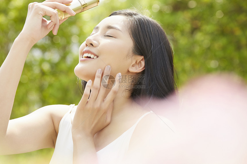 简约干净的女性美容护肤形象图片