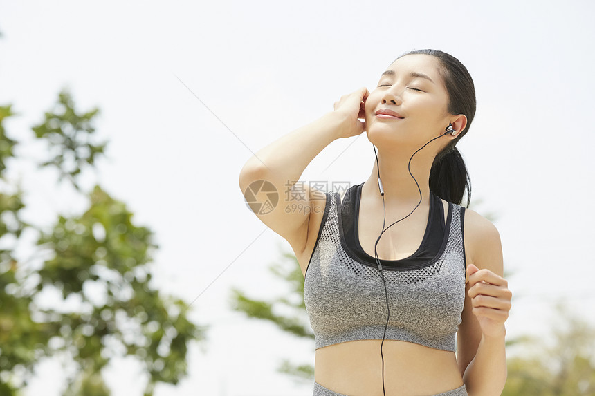 阳光开朗的户外运动的年轻女孩图片