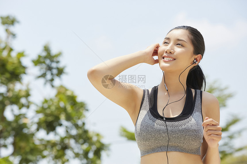 阳光开朗的户外运动的年轻女孩图片