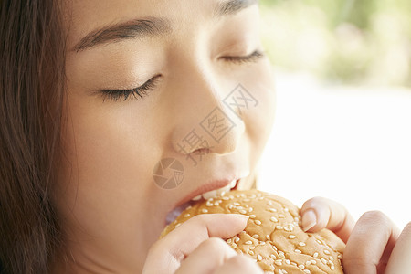 居家美女开心的吃汉堡背景图片
