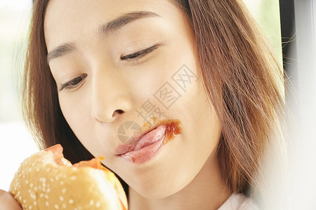 吃汉堡的可爱居家女孩图片