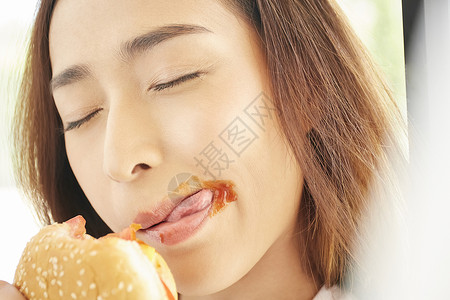 吃汉堡的可爱居家女孩图片