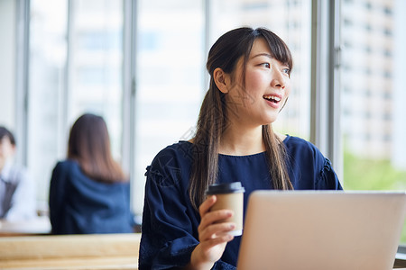 个人电脑大学生壮年商务女商人喝咖啡休息图片