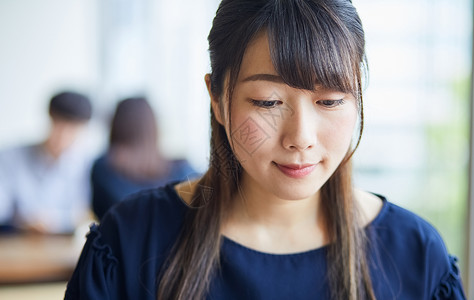 共用办公室的商业女人图片