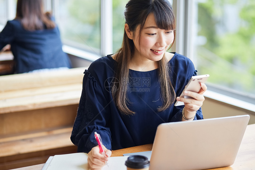 半身照女白领教训商务女人智能手机图片