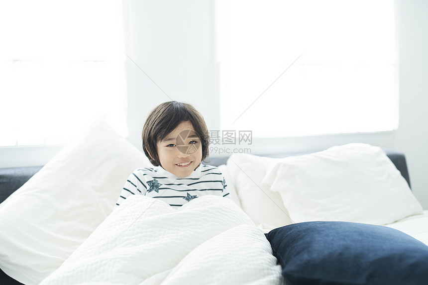 躺在床上的男孩图片