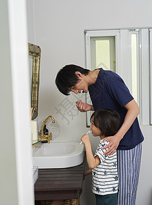 在卫生间刷牙的父子图片