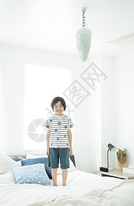 欢闹户内日本人儿童生活床图片