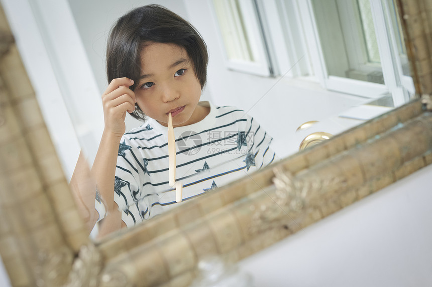 镜子儿子时髦儿童生活方式牙膏图片