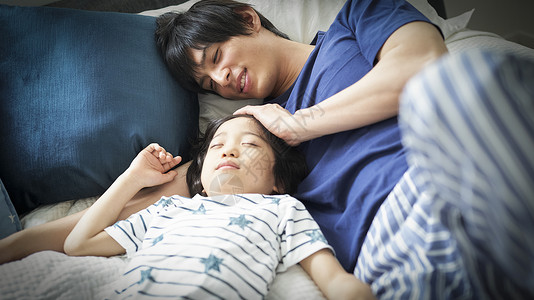 流行亚洲人育儿父母和孩子的生活方式床图片