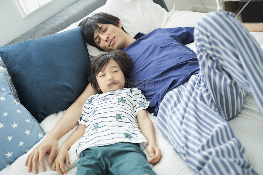 二十几岁天男人们父母和孩子的生活方式床图片