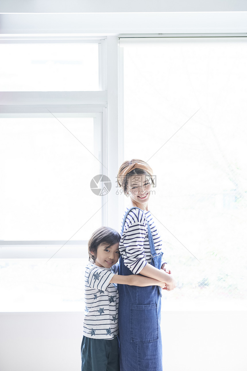 放松窗户木乃伊父母和孩子的生活方式图片