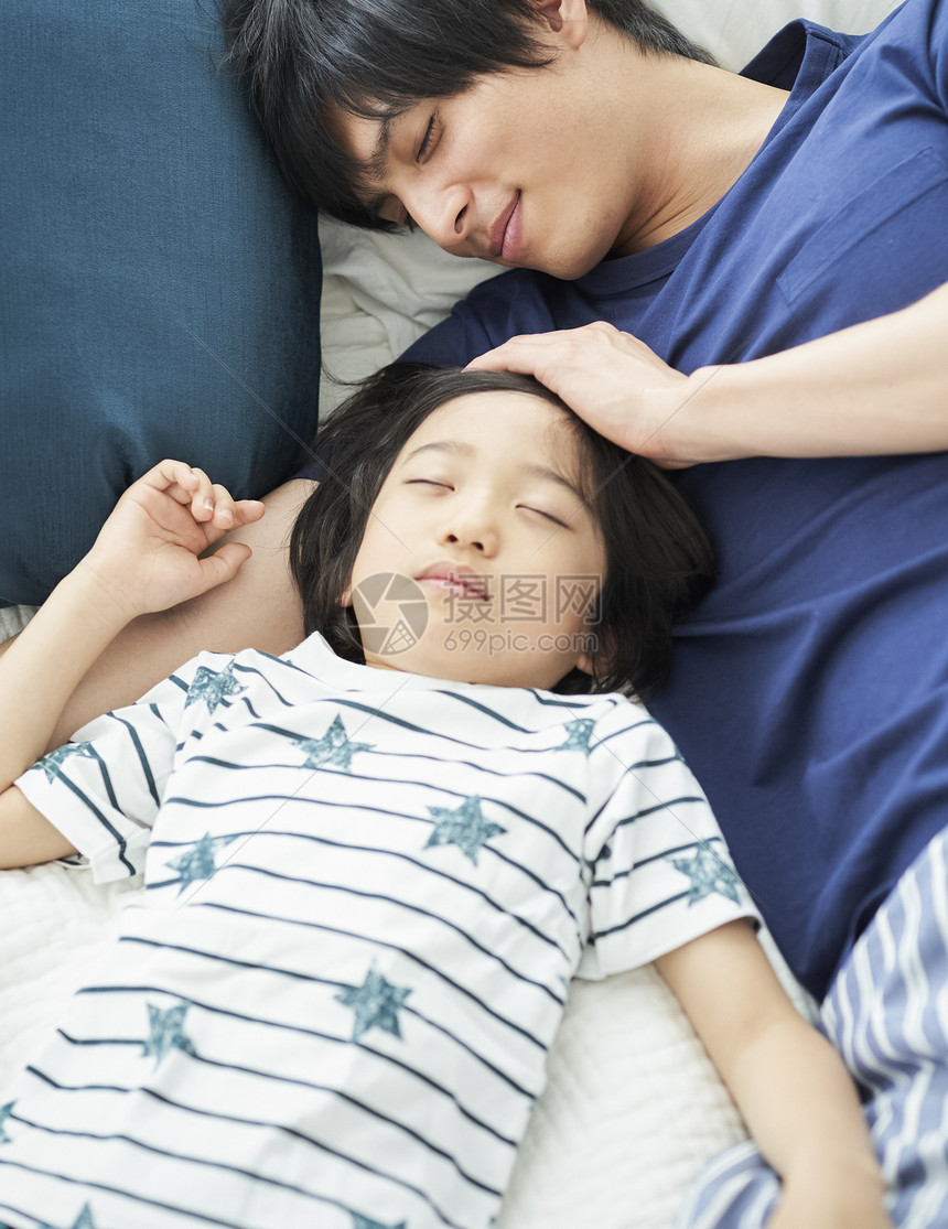 室内日本人起居室父母和孩子的生活方式床图片