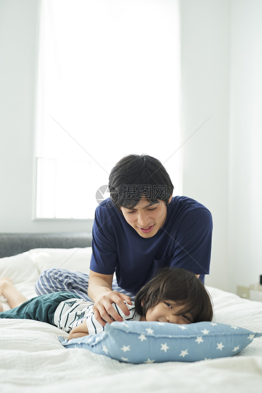小学生家庭男子父母和孩子的生活方式床图片