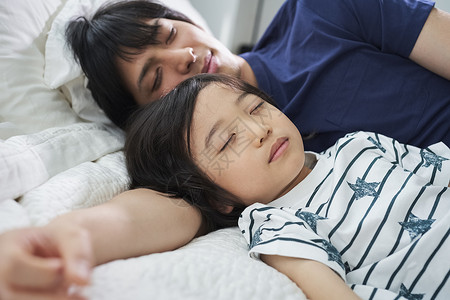 家人男人们高兴父母和孩子的生活方式床图片