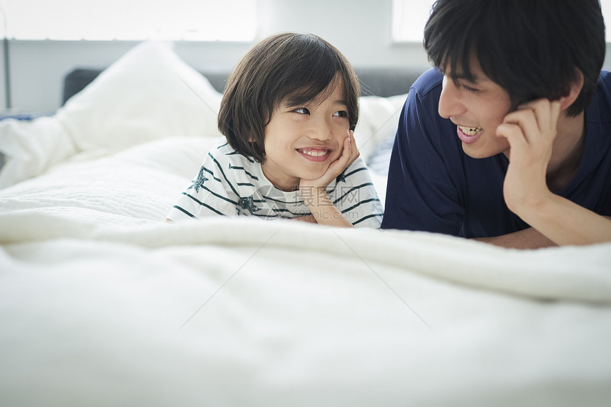 天笑脸假期父母和孩子的生活方式床图片