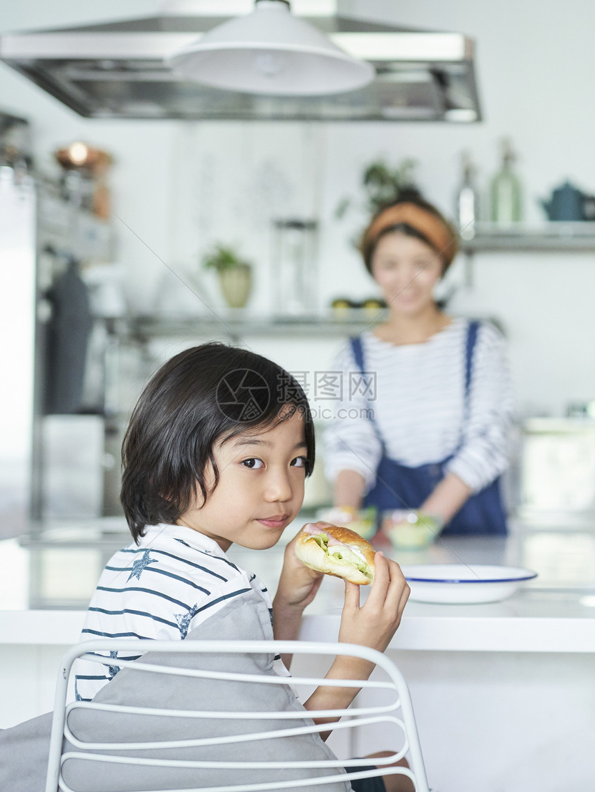 二十多岁流行男孩家庭生活食品图片