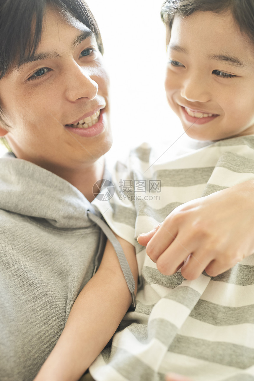 亲热伙伴亚洲父母和孩子的生活方式图片