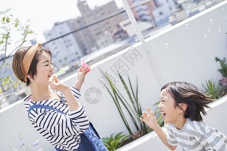 笑起居室亚洲父母和孩子的生活方式图片