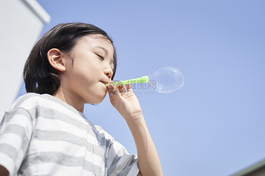 夏天蓝天日本人孩子们的生活方式图片