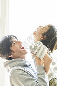 举起笑脸早晨父母和孩子的生活方式图片