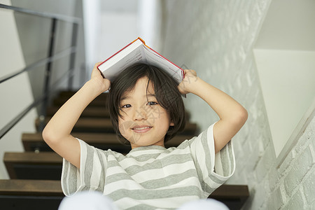 男孩天留白孩子的生活方式图片