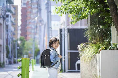 小男孩背着书包上学图片