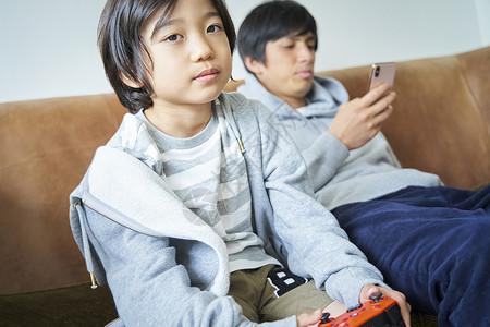 肖像手机电脑游戏父母和孩子的生活方式图片