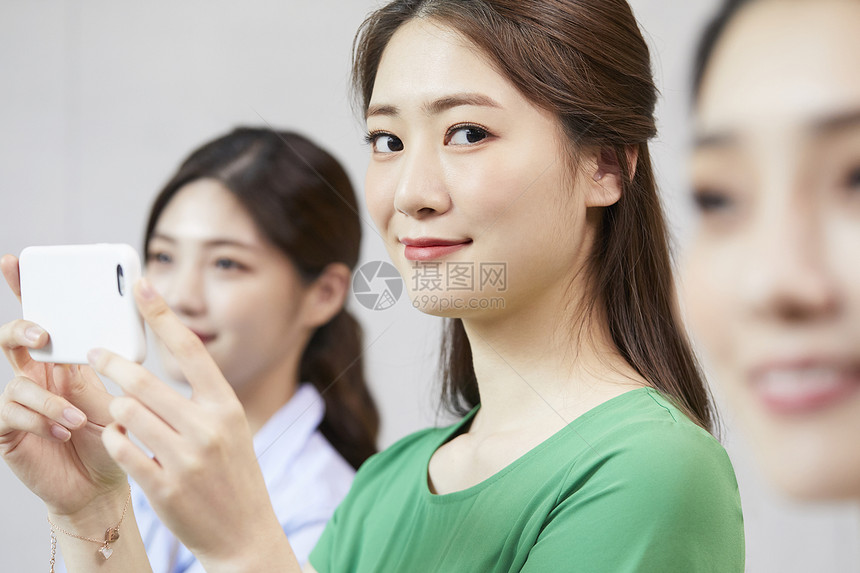 感照片指示女生意图片