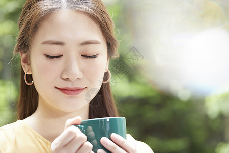 年轻女人放松喝茶图片