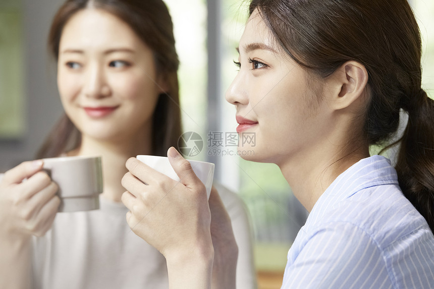 咖啡厅喝咖啡的年轻女子图片