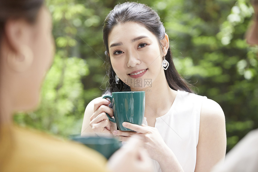 喝咖啡的年轻女子图片