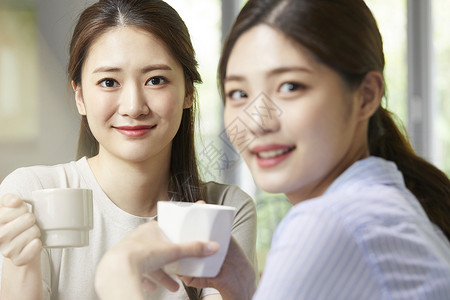 咖啡厅喝咖啡的青年女性图片