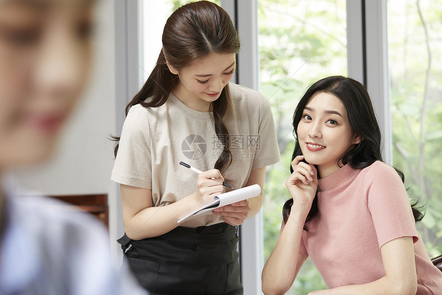 咖啡馆点单的年轻女子图片