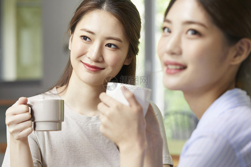 咖啡馆喝下午茶的青年女子图片
