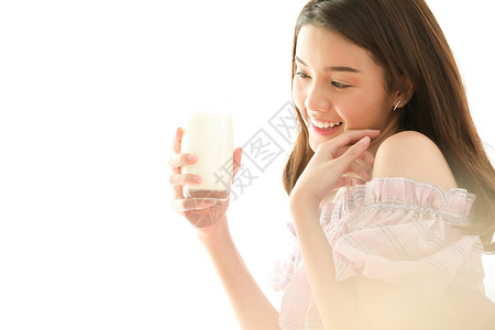 拿着牛奶的年轻女子图片