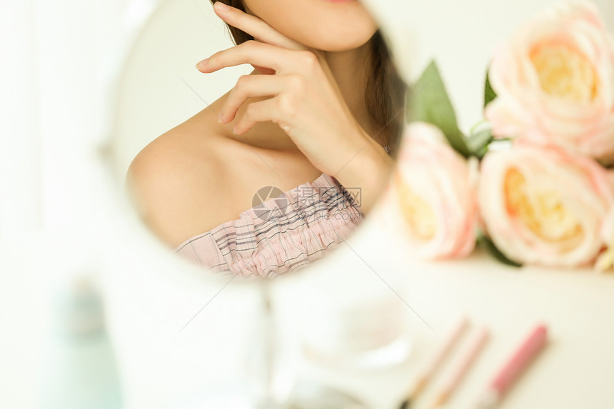 镜子里女性特写图片