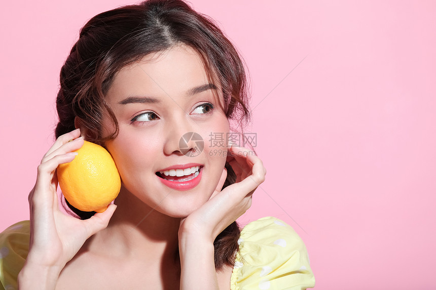拿着柠檬的美妆护肤女性图片