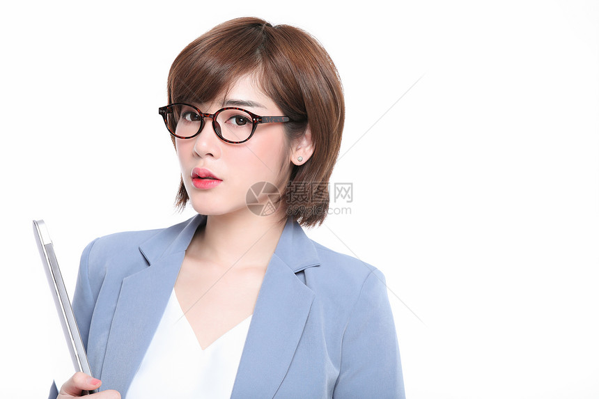 戴着黑框眼镜的职业女性形象图片