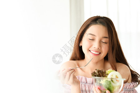 女人在家吃健康食物图片